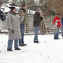 Junghundegruppe im Winter: dick eingepackte Zweibeiner...
